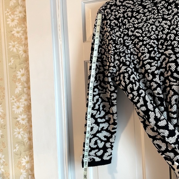 🤩🤩 Beautiful Black and White Sweater/Coat 😍😍 - Picture 9 of 9